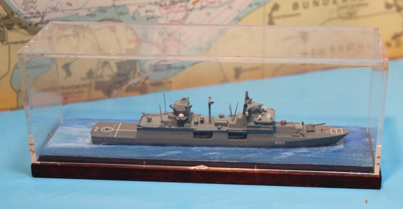 Fregatte F 223 "Nordrhein-Westfalen" in gestalteter Vitrine (1 St.) D 2018 Albatros ALK-SVP 231A-S - bitte separat bestellen -